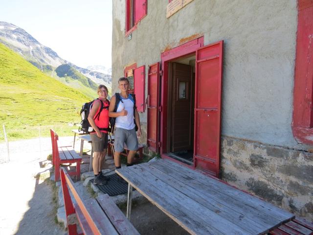 wir schauen in die Hütte hinein und können es bestätigen. Die Hütte ist uralt. Hier ist die Zeit stehen geblieben