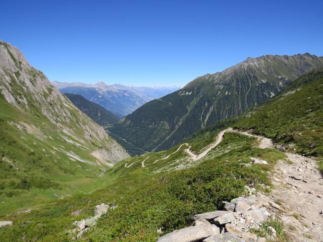 wir schlagen den unteren Weg ein, und kommen mit den ersten ausgeprägten Schleifen der Mulattiera, über die Wiesenhänge...