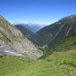 auf der rechten Seite des zunehmend tief eingeschnittenen Nant Noir, der die Bergmasse der Croix de Fer gegenüber...