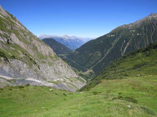 auf der rechten Seite des zunehmend tief eingeschnittenen Nant Noir, der die Bergmasse der Croix de Fer gegenüber...