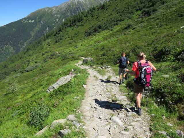 ... geht es bequem abwärts nach Tsanton des Arolles 1900 m.ü.M.