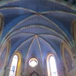ein sehr schöner Sternenhimmel empfängt einem wenn man die kleine rosarote Kirche Sankt Bernhard in Trient besucht