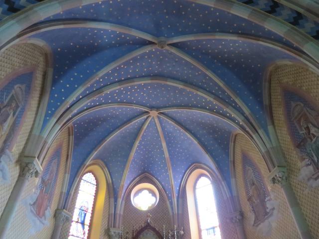 ein sehr schöner Sternenhimmel empfängt einem wenn man die kleine rosarote Kirche Sankt Bernhard in Trient besucht