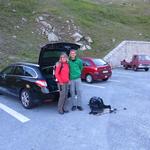 meine Maus und Alessandro beim grossen Parkplatz, bei der Staumauer des Lac de Moiry