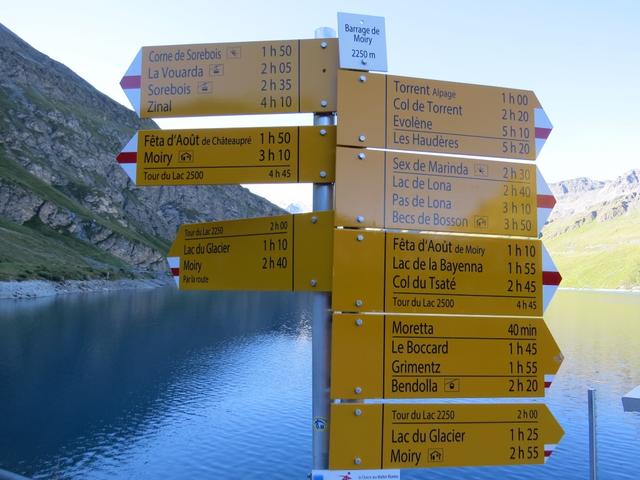 Wegweiser bei der Staumauer des Lac de Moiry 2250 m.ü.M.