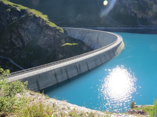 Blick zurück auf die Staumauer die wir vor kurzem überquert haben