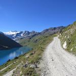 über die breite Kiesstrasse gewinnen wir einfach an Höhe 2334 m.ü.M.