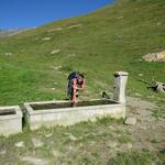 bei der Abzweigung Punkt 2400 m.ü.M. erfrischt sich Alessandro bei einem Brunnen