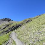 ...steigt der Weg in zwei ausgeprägten Serpentinen 2716 m.ü.M....