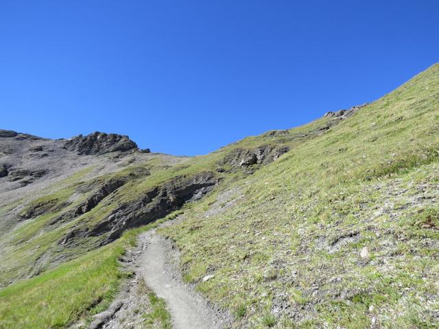 ...steigt der Weg in zwei ausgeprägten Serpentinen 2716 m.ü.M....