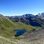 traumhaftes Breitbildfoto vom Col de Torrent aus gesehen zum Lac des Autannes, Lac de Moiry, Bishorn, Weisshorn und Zinalrothorn