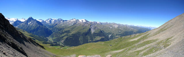 traumhaftes Breitbildfoto vom Col de Torrent aus gesehen, mit Blick Richtung Mont Blanc de Cheilon und Rosablanche