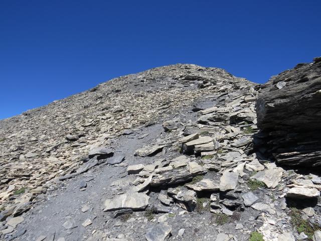 über brüchigem Fels erreichen wir auf diesem schwierigen Bergweg auf ca. 3000 m den Gipfelgrat