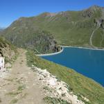 die Staumauer taucht vor uns auf