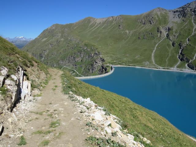 die Staumauer taucht vor uns auf