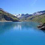 um die Mittagszeit zeigt sich der Lac de Moiry im schönsten Azurblau