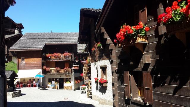 im Sommer muss sich Grimentz den Ansturm vieler Besucher gefallen lassen...