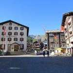 auf dem Dorfplatz, vor der Kirche in Zermatt