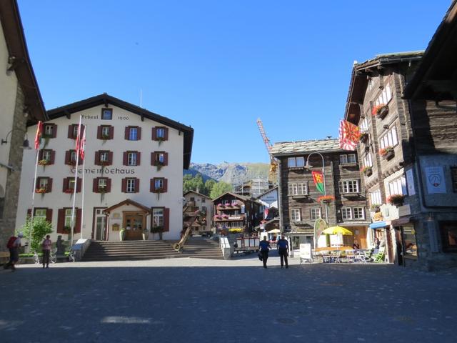 auf dem Dorfplatz, vor der Kirche in Zermatt