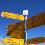 Wegweiser bei der Bergstation Schwarzsee 2552 m.ü.M.