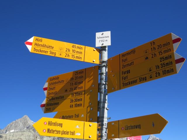 Wegweiser bei der Bergstation Schwarzsee 2552 m.ü.M.