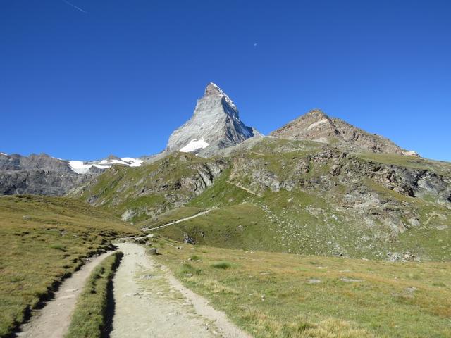 mit direktem Blick auf das Matterhorn, beginnt unsere heutige Wanderung