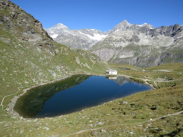 vom Hotel Schwarzsee geht es ein paar Meter zum malerischen Schwarzsee hinunter