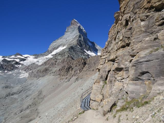 die nächste Eisenbrücke taucht vor uns auf