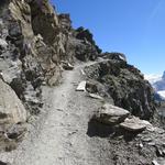 der Bergweg zieht weiter in Kehren hinauf zum flachen Gratrücken