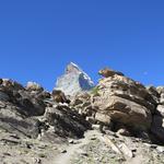 das Matterhorn zeigt sich frech hinter den Felsen