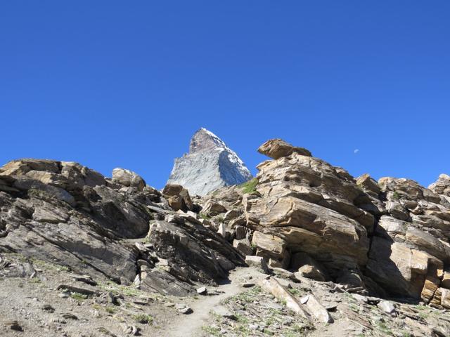 das Matterhorn zeigt sich frech hinter den Felsen