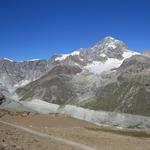 beim flachen Gratrücken Punkt 2870 m.ü.M. mit Blick zur Dent Blanche und Zmutt Tal