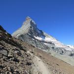 direkt am Kamm, links die Felsen der Südwand und rechts weniger steiles Gelände mit schönem Obergabelhornblicken...