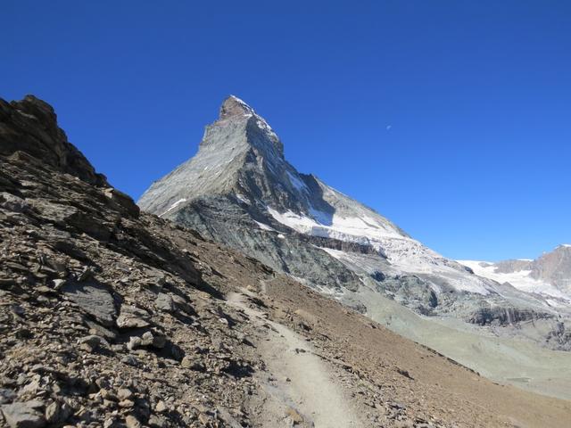 direkt am Kamm, links die Felsen der Südwand und rechts weniger steiles Gelände mit schönem Obergabelhornblicken...