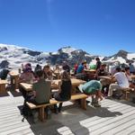 auf der grossen Terrasse geniessen wir einen Wurst-Käse Salat und geniessen das traumhafte Panorama