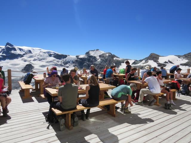 auf der grossen Terrasse geniessen wir einen Wurst-Käse Salat und geniessen das traumhafte Panorama