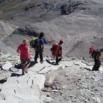 mit Bergsteigern die den Matterhorn bestiegen haben, nehmen wir den Abstieg unter die Füsse