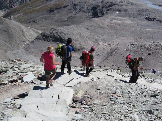 mit Bergsteigern die den Matterhorn bestiegen haben, nehmen wir den Abstieg unter die Füsse