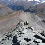 vorne bei diesem Felsaufbau biegt der Bergweg links ab. Weiter vorne das flache Teilstück und noch weiter vorne Schwarzsee