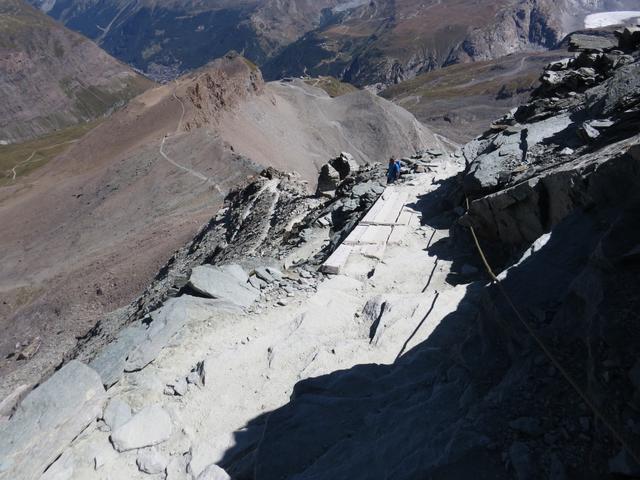 was für eine Aussicht. Vorne beim flachen Teilstück, gut ersichtlich der Bergweg
