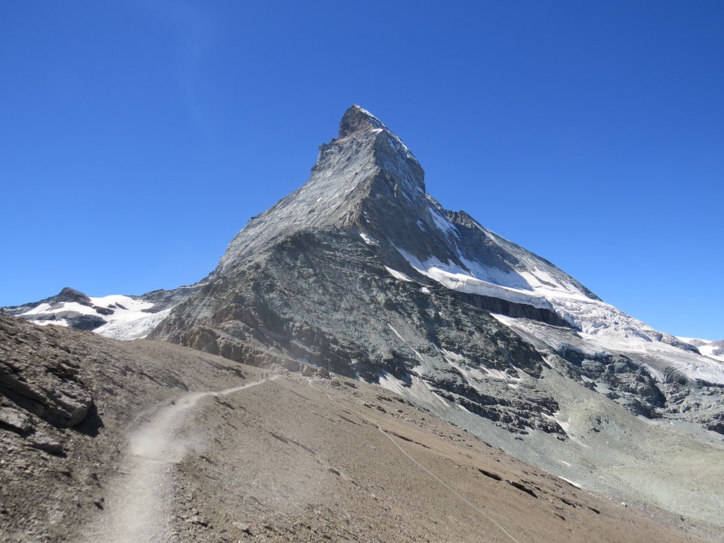 Blick zurück und hinauf zum Matterhorn
