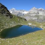 der Weg führt uns zum Schwarzsee mit seiner kleinen Kapelle hinunter