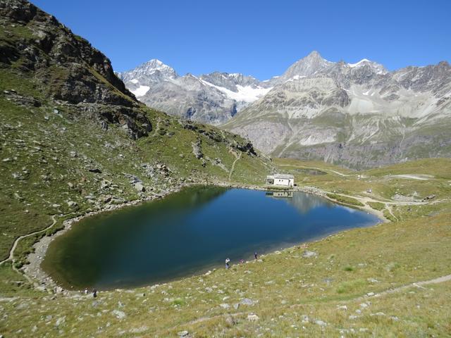 der Weg führt uns zum Schwarzsee mit seiner kleinen Kapelle hinunter