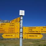 Wegweiser auf der Stafelalp 2408 m.ü.M.