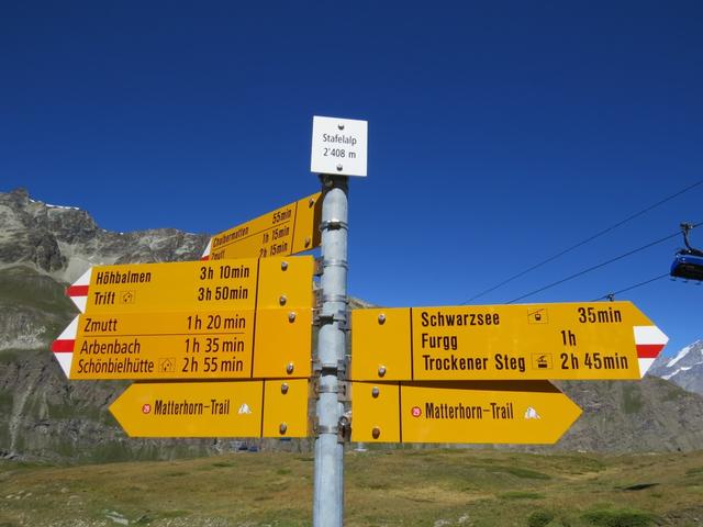 Wegweiser auf der Stafelalp 2408 m.ü.M.