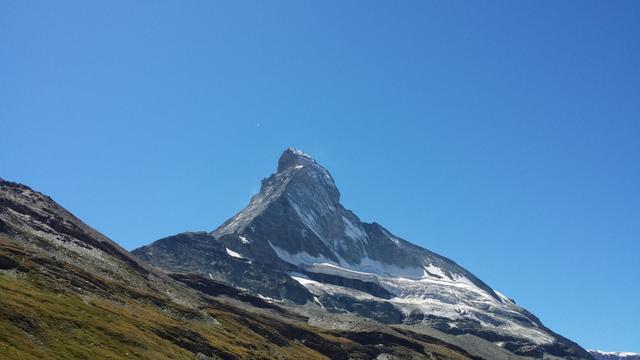 über uns throhnt jetzt die Matterhorn-Nordwand, in deren Angesicht wir den Kopf ganz schön in den nacken legen müssen