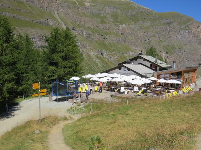 bei der Weggabelung Punkt 2306 m.ü.M. führt der Wanderweg einen Rechtsbogen durch, und wir erreichen das Restaurant Stafelalp