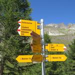 Wegweiser beim Bergrestaurant Stafelalp 2199 m.ü.M. unser Tagesziel bleibt weiterhin die Schönbielhütte