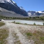 über Punkt 2216 m.ü.M. überschreiten wir einen kleinen Staudamm der das Schmelzwasser des Zmuttgletscher fasst