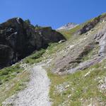 ...an deren rechter Seite sich ein Bergweg emporwindet